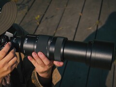 Le LUMIX S 100-500mm f5-7.1 (photo) possède la plus grande plage de zoom de tous les objectifs Panasonic pour la monture L. (Source de l'image : Panasonic)