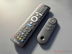 À gauche, la télécommande du téléviseur connecté ; à droite, celle du système de levage du téléviseur dans le buffet.