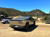Cybertruck lifté lors d'un test tout-terrain (image : MuddyRuttzz/YT)