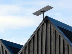 Kit d'antenne standard Starlink monté sur un toit.