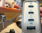 Les 3 ports USB-C et le quatrième port USB-A sont présents sur la partie inférieure du chargeur mural Anker Zolo 140W. (Source de l'image : Xiao Li TV via YouTube)