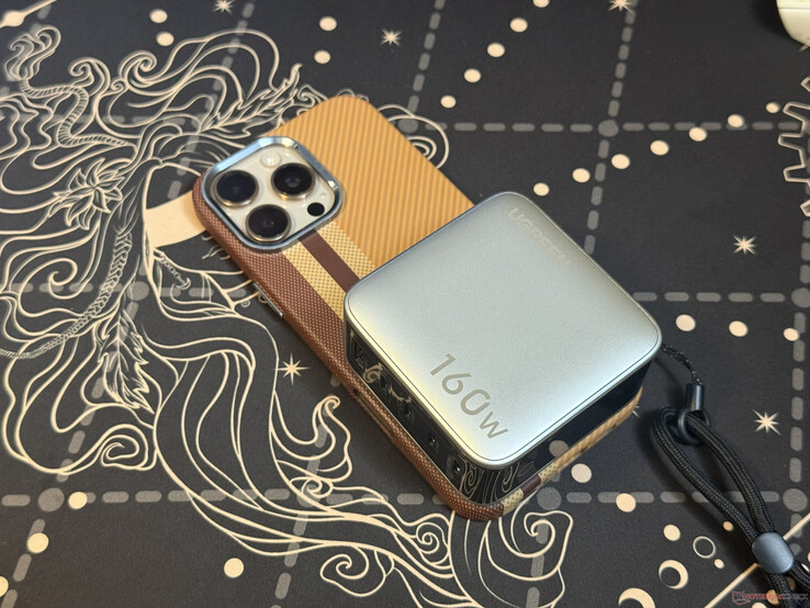 Le chargeur Ugreen Nexode Pro 160 W à cinq ports posé sur l'iPhone 16 Pro Max