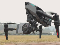 Xiaomi est allé un peu plus loin avec l'échantillon vidéo. Illustration : Xiaomi 17 Ultra attaché à un drone. (Source de l'image : Xiaomi)