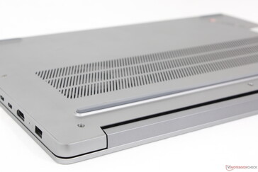 Plus de grilles d'aération que sur la variante 14 pouces de l'IdeaPad Pro 5 14
