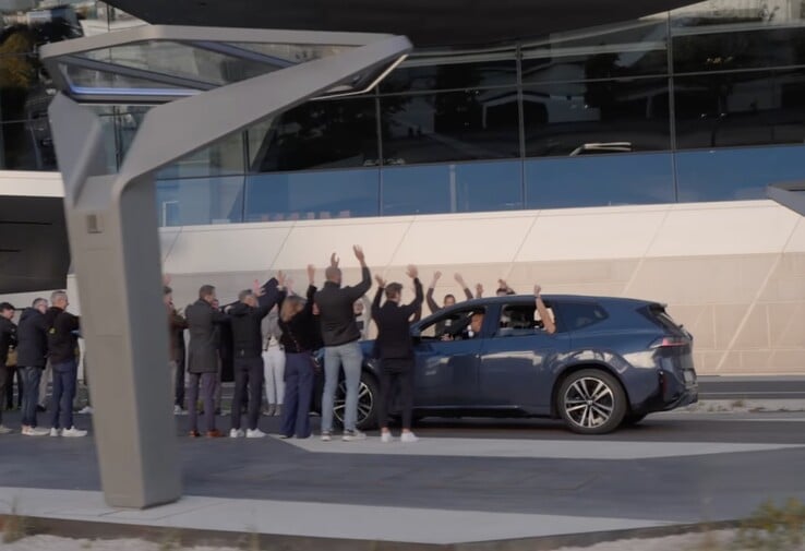 Le SUV électrique BMW iX3 a terminé le trajet de 1007,7 km avec encore 2% de jus dans le réservoir. (Source de l'image : BMW Group via YouTube)