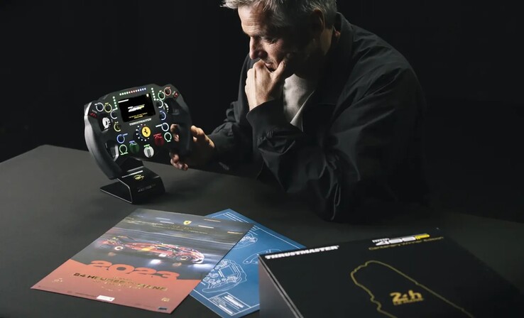 Le volant Thrustmaster Ferrari 499P à l'échelle 1:1 se distingue par ses commandes rétroéclairées et son design fidèle à l'original.