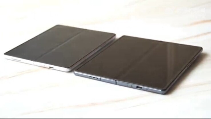 Samsung Galaxy Z Fold3 à gauche.