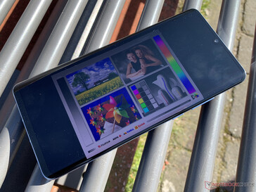 Utilisation du Huawei P30 Pro à l'extérieur dans les rayons du soleil de printemps.