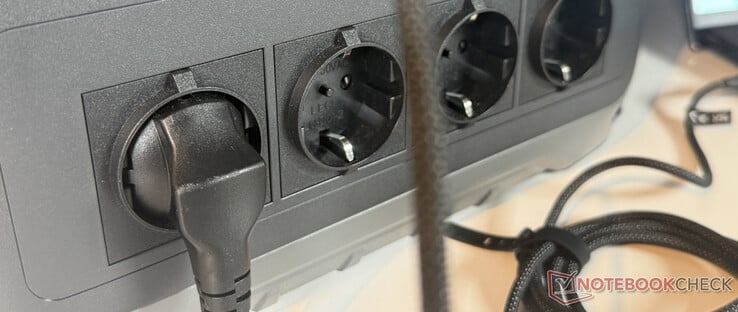 L'Anker Solix C1000 Gen 2 dispose toujours de quatre prises CA à l'avant