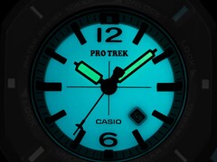 Casio Pro Trek PRJ-01AE-8, de couleur turquoise phosphorescente dans l'obscurité, avec aiguilles et cadran lumineux.