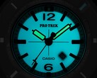 Casio Pro Trek PRJ-01AE-8, de couleur turquoise phosphorescente dans l'obscurité, avec aiguilles et cadran lumineux.