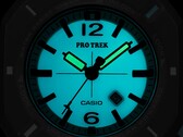 Casio Pro Trek PRJ-01AE-8, de couleur turquoise phosphorescente dans l'obscurité, avec aiguilles et cadran lumineux.