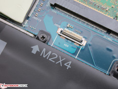 Connecteurs pour le disque dur SATA dans le modèle 57 Wh (Dell XPS 15 2018).