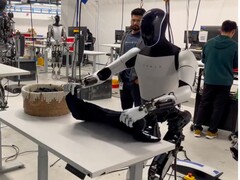 Tesla prévoit de lancer le robot Optimus sur le marché à un prix de détail inférieur à 20 000 dollars américains, ce qui le rendrait intéressant non seulement pour les entreprises, mais aussi pour les ménages privés. (Source de l'image : X / anciennement Twitter)