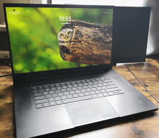 Le Razer Blade 17 2022 avec ses bords d'écran étroits (Image source : Notebookcheck)