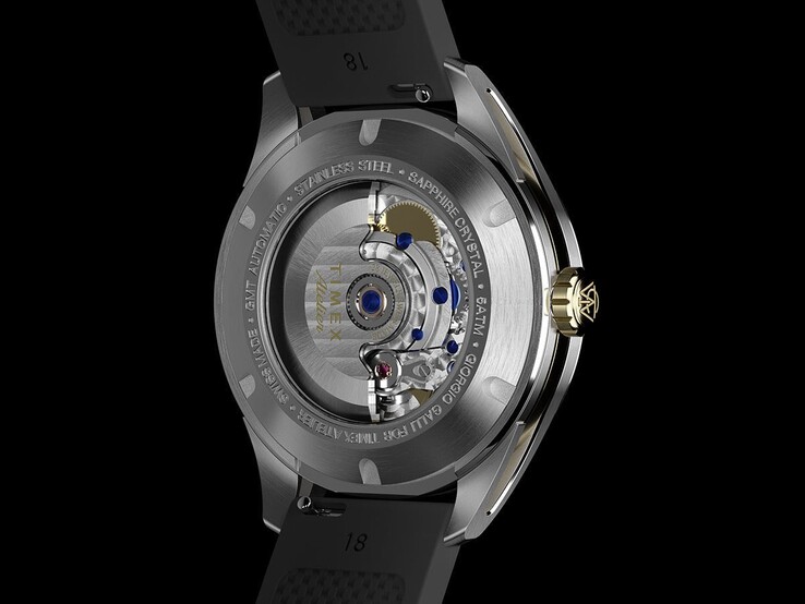 Vue arrière de la Timex Atelier GMT Première M1a, montrant son mouvement GMT automatique à travers le fond de boîtier transparent.