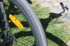 Les pneus offrent une bonne adhérence, mais ce ne sont pas des pneus de VTT