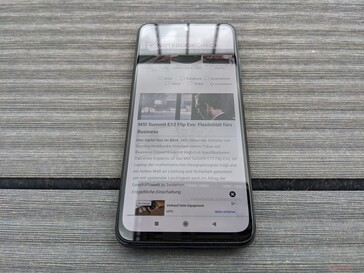 Xiaomi Redmi Note 10S en extérieur par temps nuageux