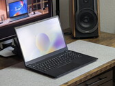 Schenker Connect 15 sur une surface grise sur le bureau