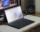 Schenker Connect 15 sur une surface grise sur le bureau