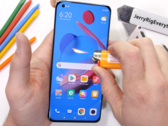 Le Mi 11 subit un test en ligne classique. (Source : YouTube)