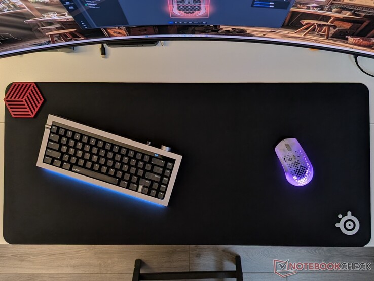 Aerox 3 Wireless Gen 2 sur tapis de souris QcK Heavy XXL.
