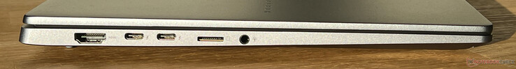 À gauche : HDMI 2.1, 2x USB-C 4.0 avec Thunderbolt 4 (40 Gbit/s, DisplayPort, Power Delivery), lecteur de carte microSD, prise audio 3,5 mm