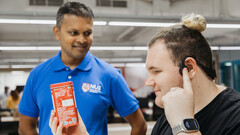 Le casque AiSee décrit les objets aux porteurs malvoyants grâce à l'identification d'images par l'IA. (Source : AHL at NUS)