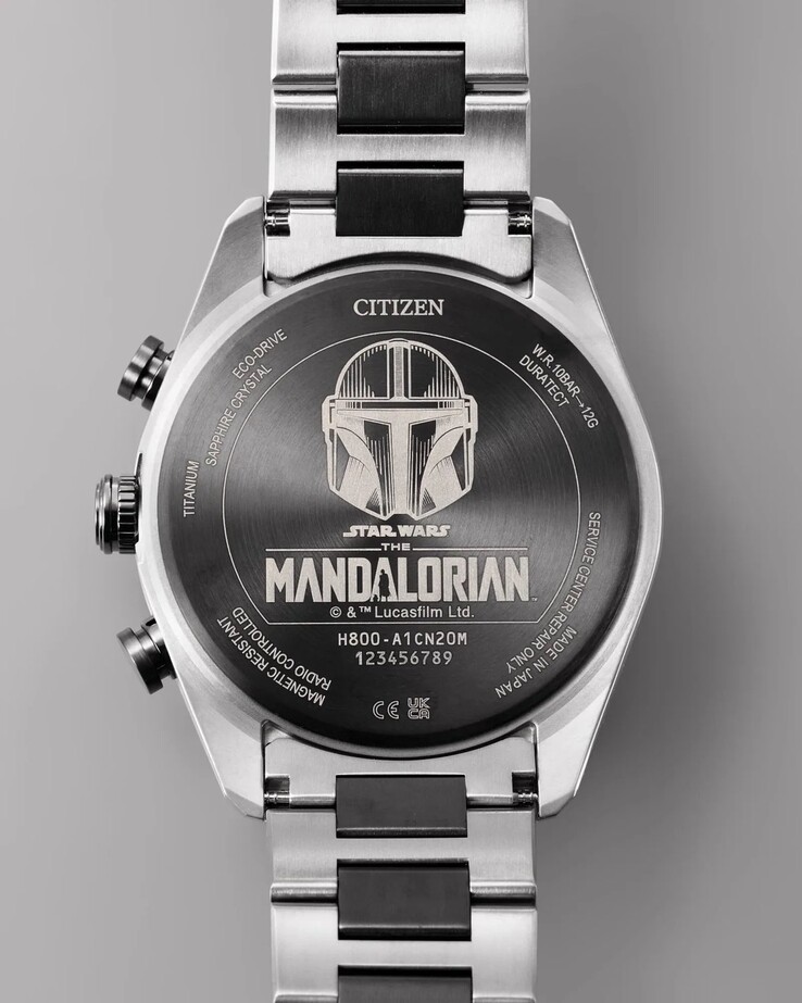 Le fond du boîtier est orné d'un casque de Mandalorien gravé et de la marque Star Wars.