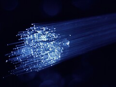 La FCC prend des mesures pour renforcer la sécurité des câbles sous-marins à destination des États-Unis. Illustration : Un câble à fibre optique (Source de l'image : Denny Muller, Unsplash)