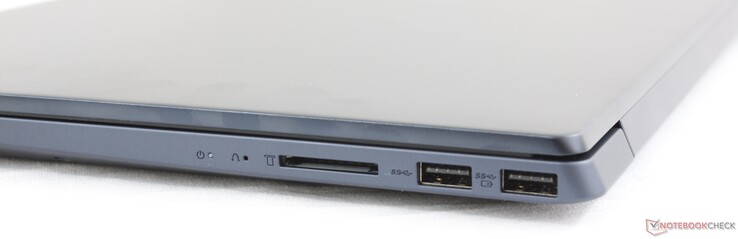 Côté droit : lecteur de carte SD, 2 USB A 3.1 Gen. 1.