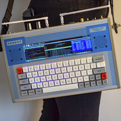 Les Prêts ! Le modèle 100 commence à 236 dollars canadiens. (Source de l'image : Ready ! Computer Corporation)