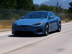 La Tesla Model S Plaid 2026 dans une nouvelle couleur bleu givré métallisé (Source : Jay Leno Garage/YT)