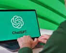 Un homme tape sur un ordinateur portable dont l'écran affiche le logo ChatGPT