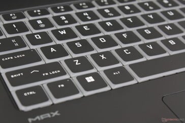 Le claquement des touches est relativement silencieux en raison de la légèreté du feedback et de la faible course des touches
