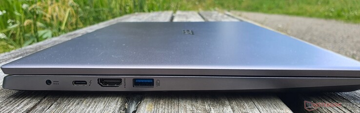 Ports, à gauche : prise de charge, Thunderbolt 4, HDMI 2.0, USB-A 3.2 Gen1