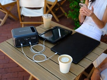 Le Bluetti Elite 10 ne pèse que 1,8 kg (3,97 lbs) (Image source : Bluetti)