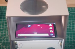 Les projecteurs bricolés ne sont pas une nouveauté, mais vous n'avez pas besoin d'être un bricoleur chevronné pour construire celui-ci (Image Source : Huy Vector via YouTube)