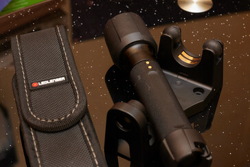P7R Pro avec station d'accueil et housse (Image source : Andreas Sebayang/Notebookcheck.com)