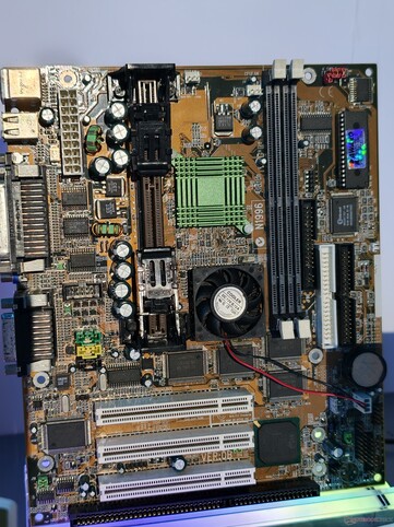MSI MS-6168, basé sur le chipset Intel 440ZX