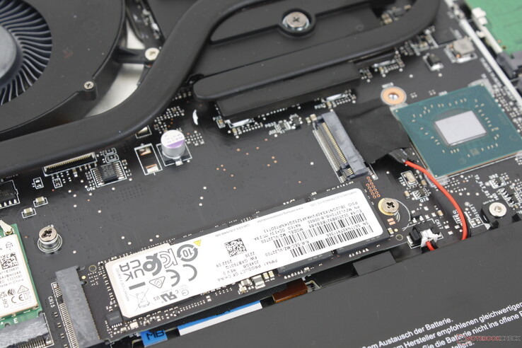 Le modèle prend en charge jusqu'à deux disques SSD NVMe PCIe4 x4 en RAID. Les disques SSD PCIe5 sont également pris en charge lorsqu'ils seront largement disponibles