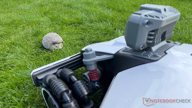 Le Mammotion Luba Mini AWD LiDAR fonctionne parfaitement dans la détection d'obstacles