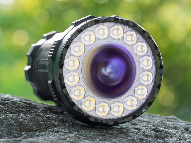 L'Olight Marauder 3 est dotée d'un faisceau central équipé d'une lentille asphérique et d'un anneau de LED pour son faisceau large.