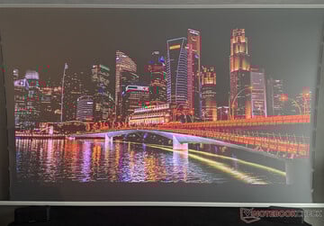 et à la lumière du jour (photographié avec l'iPhone 16 Pro)