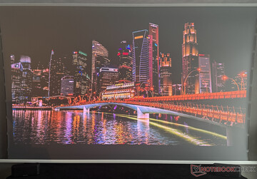 et à la lumière du jour (photographié avec l'iPhone 16 Pro)