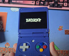 La BatleXP Flip dans l'une de ses deux couleurs de lancement. (Source de l'image : Retro Gaming with Deadfred)