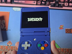 La BatleXP Flip dans l&#039;une de ses deux couleurs de lancement. (Source de l&#039;image : Retro Gaming with Deadfred)