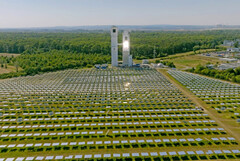 Le champ de miroirs sert à concentrer le rayonnement solaire sur le récepteur solaire pour permettre un processus thermochimique (Source d'image : Fraunhofer)