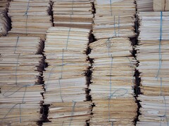 De hautes piles de dossiers papier attachés avec de la ficelle