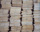 De hautes piles de dossiers papier attachés avec de la ficelle